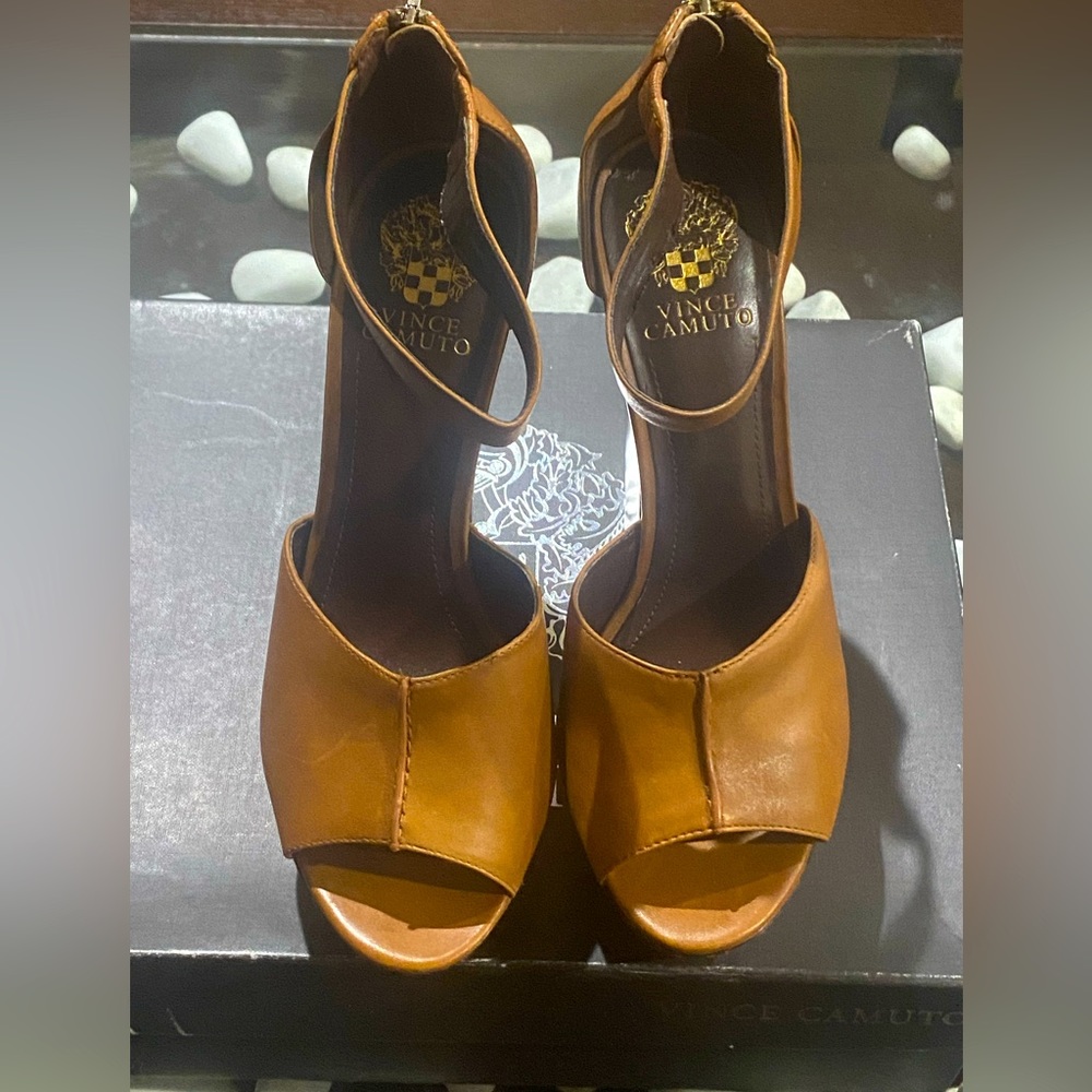 Vince Camuto Bailor Tan Leather Gold Trim Wedges